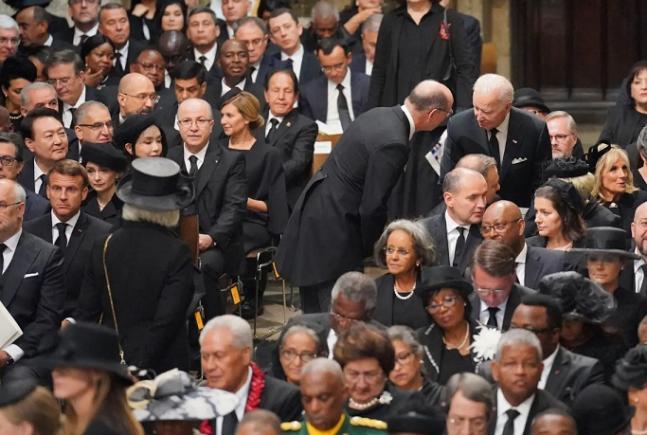 Biden a întârziat la slujba de înmormântare de la Westminster și a fost așezat în rândul al 14lea
