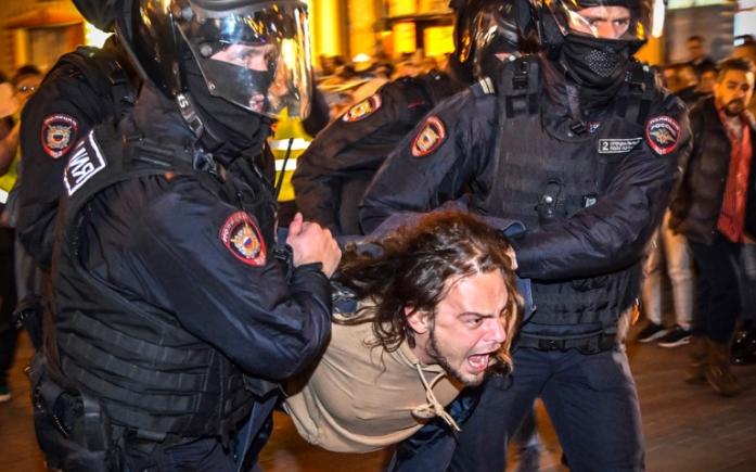 Rusia: Protestatarii arestați de poliție au primit ordin să se înroleze în armată, spune ONG-ul OVD-Info 