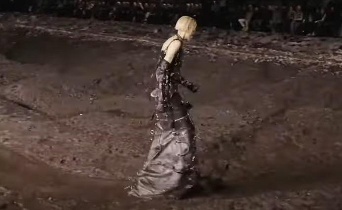 La Fashion Week de la Paris, show-ul Balenciaga a avut loc în noroi, o referire la războiul din Ucraina