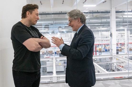 Twitter cumpărat de Musk: "pasărea" va trebui să respecte „regulile UE”, avertizează comisarul Thierry Breton