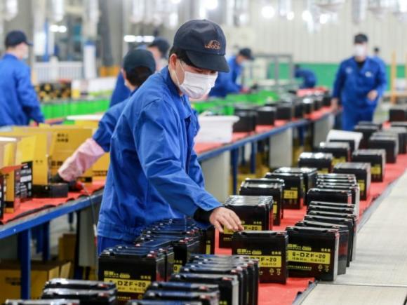 „Cu mașinile electrice, ne aruncăm în brațele chinezilor: marșul forțat spre electric este o nebunie”
