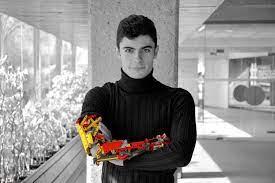 Povestea băiatului care nu renunță la luptă: de la dizabilitate la o viață normală cu ajutorul unui braț construit din piese Lego