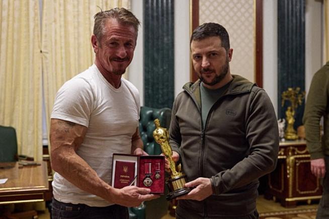 Sean Penn îi oferă Oscarul lui Zelensky