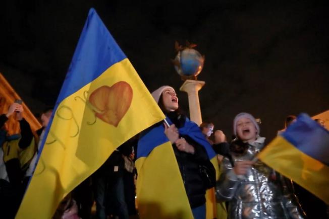 Scene de extaz în Herson unde mulțimea i-a salutat pe primii soldați ucraineni: „Nu ne este frică”