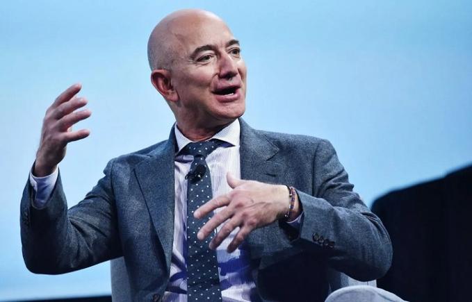 Fondatorul Amazon, Jeff Bezos, avertizează americanii că ar trebui să „se pregătească pentru ce e mai rău”: a venit timpul să „strângem cureaua”