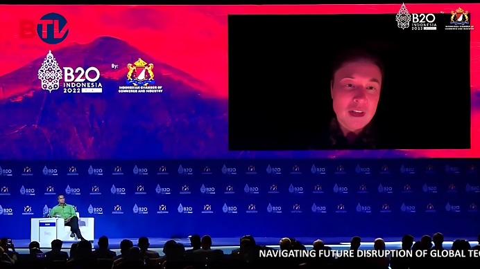 În întuneric și înconjurat de lumânări Elon Musk oferă viziunea sa asupra viitorului: turism cu rachete, tuneluri și extratereștri
