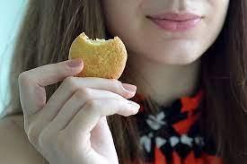 Povestea femeii care suferă de o boală rară și supraviețuiesște cu doar 10 biscuți pe zi