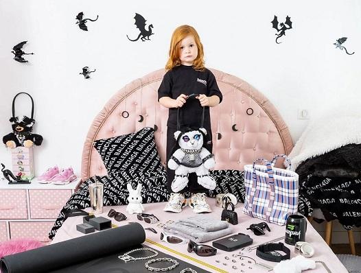 Balenciaga își cere scuze pentru campania sa extrem de controversată care implică copii și obiecte sexuale pe tema „sado-masochism”