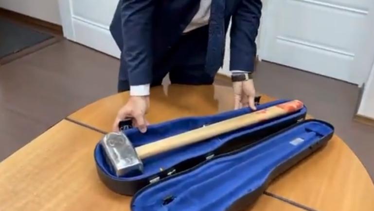 Liderul grupului Wagner susține că a trimis Parlamentului European un ciocan însângerat