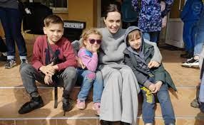 Angelina Jolie critică guvernul SUA pentru lipsa de atitudine față de atrocitățile pe care le trăiesc ucrainencele