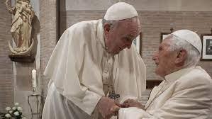 Ceremonie unică în istoria Vaticanului: înmormântarea unui papă demisionar
