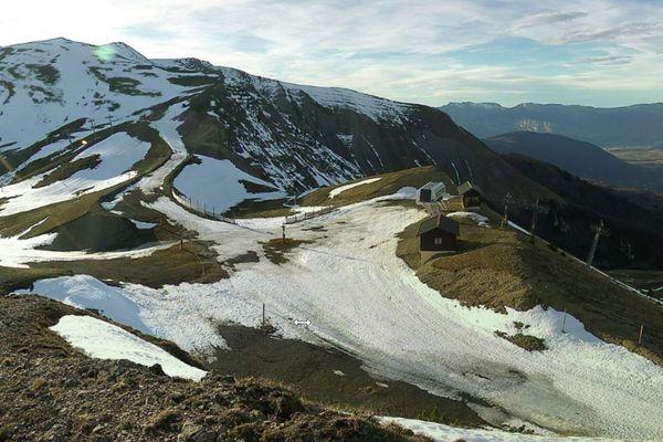 Stațiunile de schi din Alpi se închid una după alta din lipsă de zăpadă oferind în schimb "coborâri cu bicicleta"