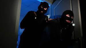 Tăntălăul și gogomanul: 2 hoți au sunat la Poliție ca să-i ajute la transportarea obiectelor pe care le furau