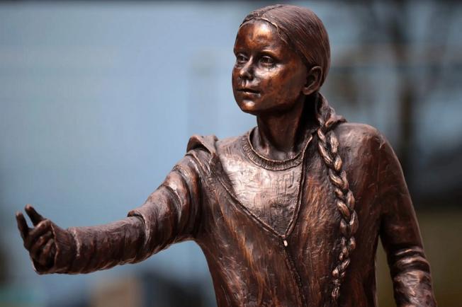 Studenții protestează împotriva statuii lui Greta Thunberg a universității Winchester