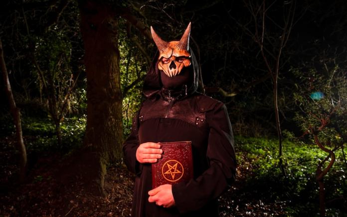 Marea Britanie: Tinerii sacrifică credința în Dumnezeu pe altarul satanismului: "răspunde la problemele tinerilor precum sexualitatea și identitatea de gen"