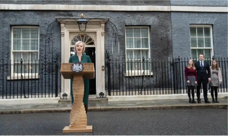 Pupitrul construit special pentru fostul premier, Liz Truss, folosit doar 45 de zile, a costat peste 4.000 de lire