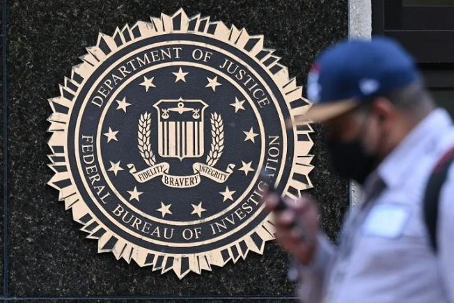 Un fost oficial FBI care a condus ancheta Trump-Rusia a fost arestat pentru legături cu un oligarh rus