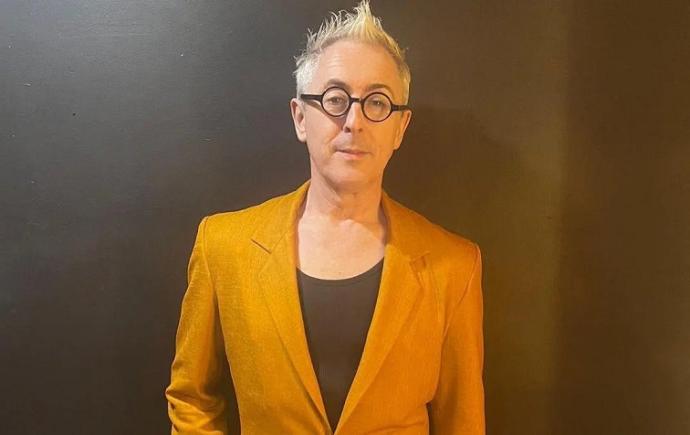 Actorul Alan Cummings returnează prestigioasa decorație de Ofițer al Ordinului Imperiului Britanic de teamă că „va fi asociat cu toxicitatea Imperiului”