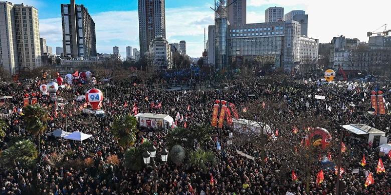Franța: 2,8 milioane de oameni au ieșit din nou în stradă împotriva reformei pensiilor (video)