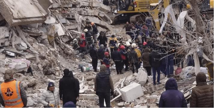 Puterea unei mame: o femeie din Siria a născut sub dărâmăturile lăsate de cutremur și și-a protejat pruncul până la ultima suflare (video)
