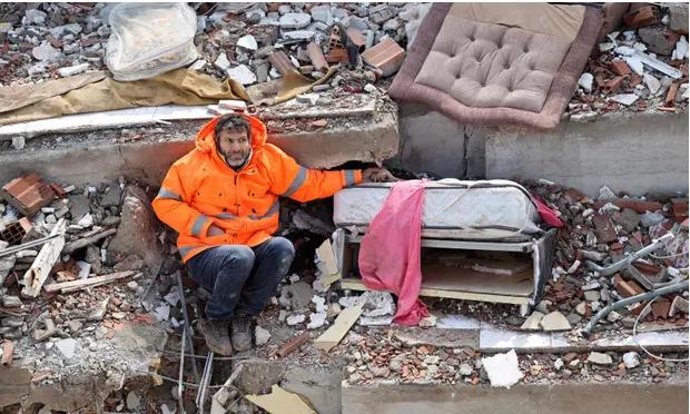 Imaginile disperării: un tată nu-și poate abandona copilul decedat sub dărâmăturile din Turcia