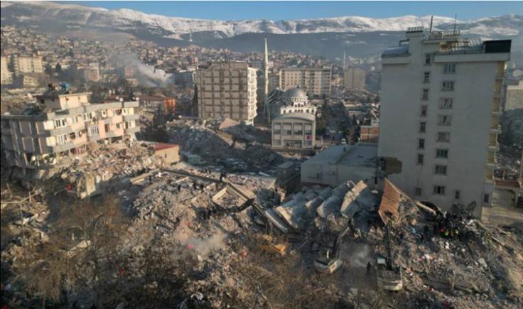 Miracol în mijlocul disperării: Un bărbat a fost salvat de sub dărâmături după 60 de ore de căutări (video)