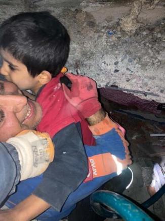 Tragedia din Turcia: o mamă a refuzat să fie ea salvată de sub dărâmături - „Copiii mei să-i scoateți, eu voi ieși mai târziu”