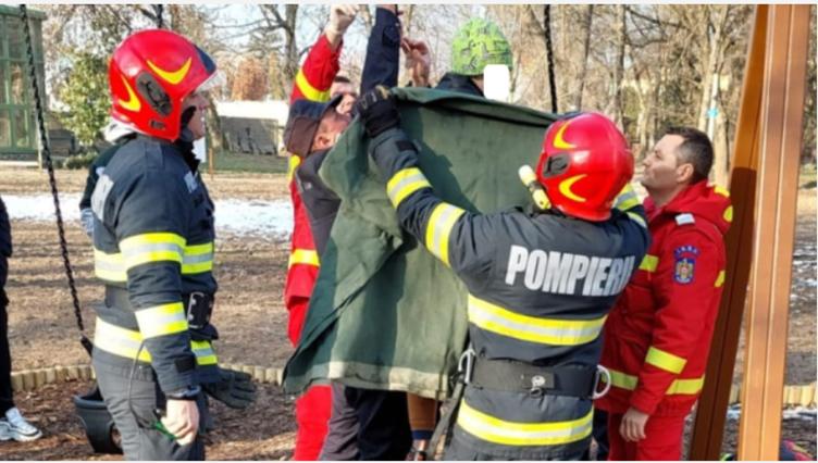 Pompieri români cu suflet de copil într-un dialog fabulos: ”Nu vreau să vadă ceilalți copii. Vor râde de mine”