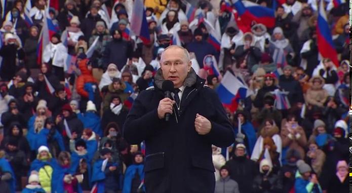 La -15°C, Vladimir Putin aplaudat pe un stadion din Moscova în timpul „marelui concert patriotic”