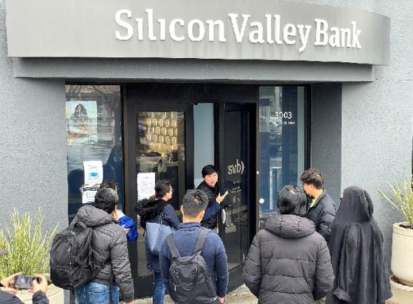 Get woke, go broke: directorul de risc, activistă LGBTQ+, este vizată pentru falimentul Silicon Valley Bank, banca "start-up" a Americii