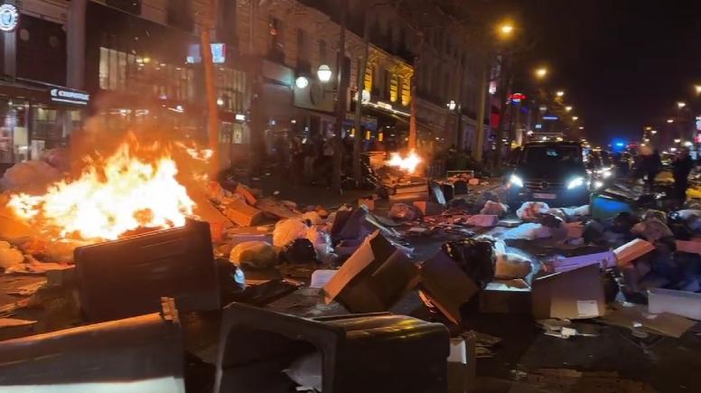 Reforma pensiilor în Franța: scene de haos, manifestații spontane, coșuri de gunoi incendiate... (video)