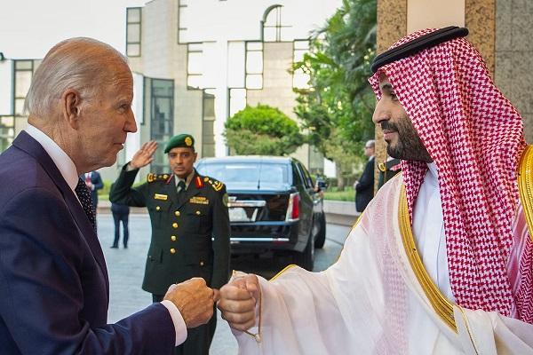 Arabia Saudita, Rusia si alți giganți petrolieri au anunțat reduceri surpriză de producție de petrol