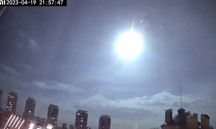 Un fulger impresionant a fost observat pe cerul Kievului din cauza căderii unui satelit NASA (video); NASA neagă