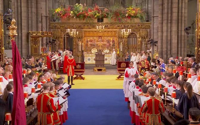 Încoronarea lui Charles: covorul din Westminster Abbey seamănă cu steagul ucrainean dintr-o „fericită coincidență”