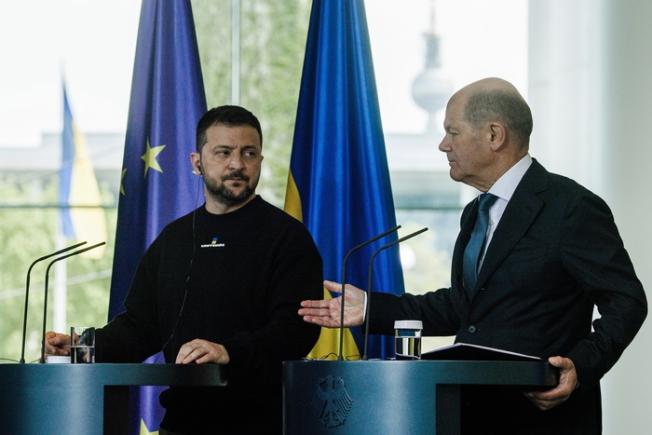 Zelensky îi cere lui Scholz să sprijine livrarea avioanelor de luptă