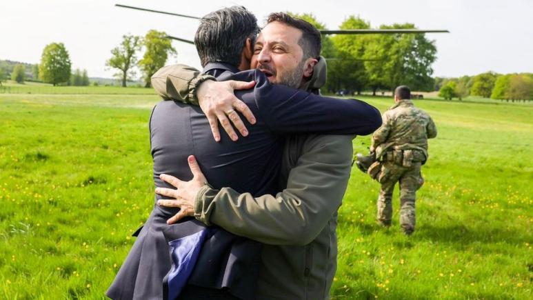 Zelensky a sosit cu elicopterul în Marea Britanie: Rishi Sunak l-a comparat cu Winston Churchill 