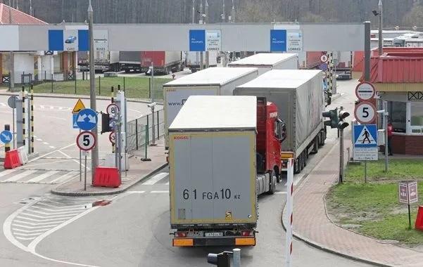 Polonia își închide granița pentru camioanele din Belarus și Rusia