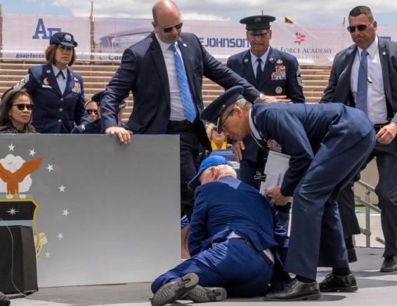 Biden cade de pe scenă la ceremonia de absolvire Air Force: "Este bine" spune Casa Albă