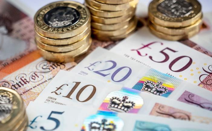 Bani fără muncă: Marea Britanie testează venitul universal necondiționat de 1.600 de lire pe luna