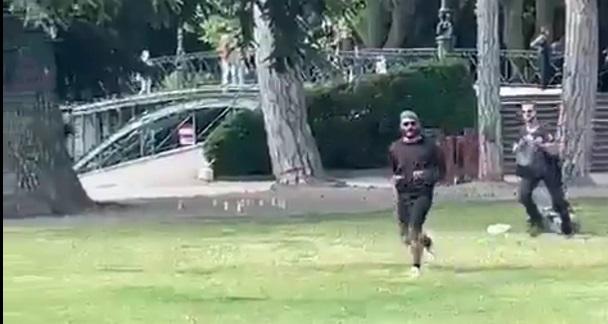 Franța: un migrant sirian care avea azil politic în UE a înjunghiat 4 bebeluși într-un parc (video)