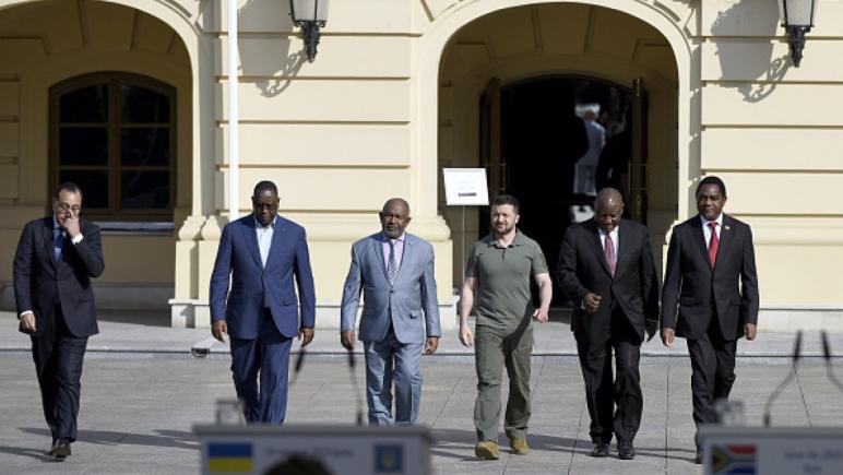 Rusia a bombardat Kievul în timpul vizitei liderilor africani dar unii membri ai delegației spun ca n-au auzit explozii sau sirene