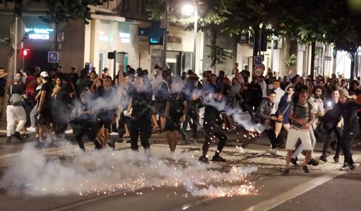 "Două palme și la culcare, așa făceau bunicii noștri", spune un prefect din Franța după valul de violențe comise de minori