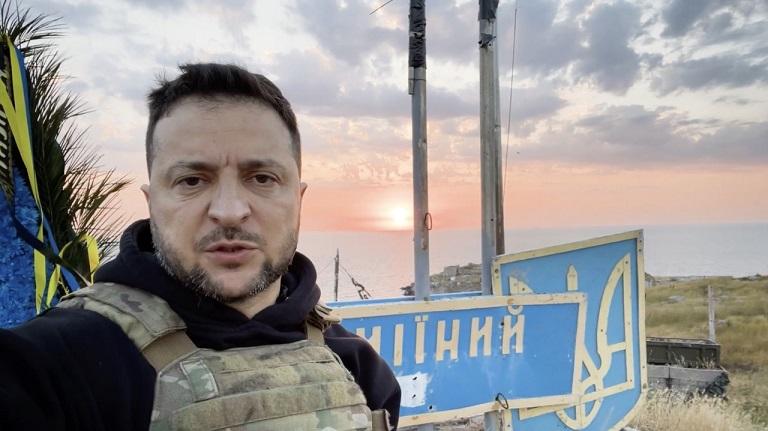 Zelensky a vizitat Insula Șerpilor în cea de-a 500-a zi a războiului: "Insula Șerpilor nu va fi niciodată cucerită de ocupant"