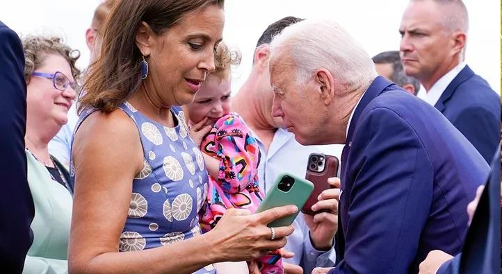 Biden "ciugulește" umărul unei fetițe speriate în timpul călătoriei în Finlanda