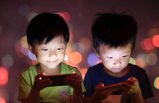 China, țara care deține TikTok vrea să interzică ecranele pentru propriii copii: internetul nu va mai fi accesibil pentru minori între orele 22:00 și 6:00