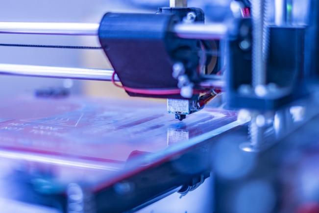 SUA oferă Ucrainei o imprimantă 3D pentru repararea camioanelor, armelor și echipamentelor