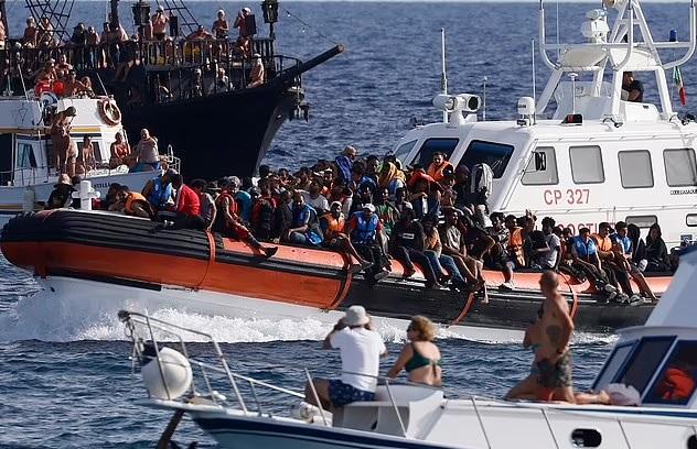 Giorgia Meloni îi reproșează lui Olaf Scholz de finanțarea germană a ONG-urilor care ajută migranții sa vină în Italia