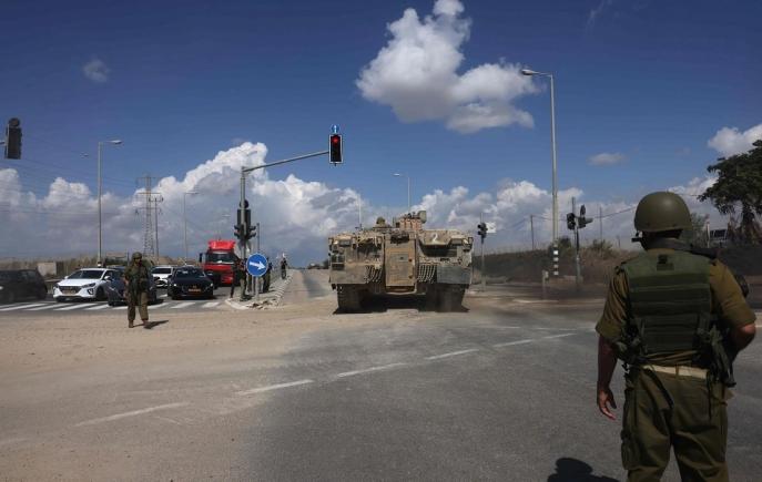 Armata israeliană are „undă verde” pentru a lansa o invazie terestră a Gaza pe măsură ce sosesc armele americane