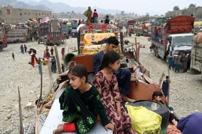 Pakistanul expulzează aproape două milioane de afgani