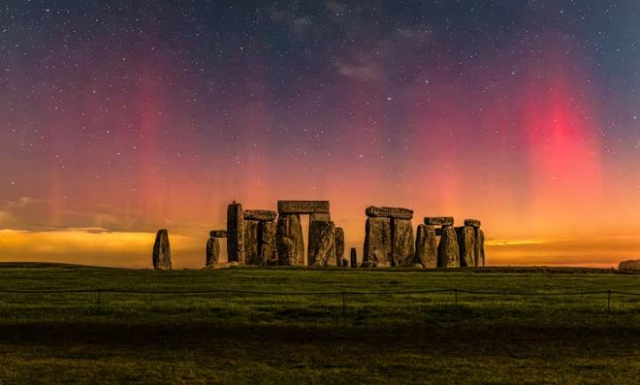 De ce aurora boreală a iluminat cerul european
